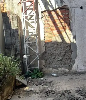 Dentro do prédio hoje: sem telhado, paredes descascadas e entulho no chão