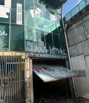 A fachada do prédio hoje, ainda sem reforma